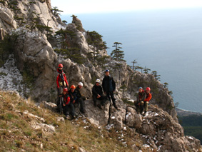 Поляна - вид с верхней части тропы на скалы Ай-Петри